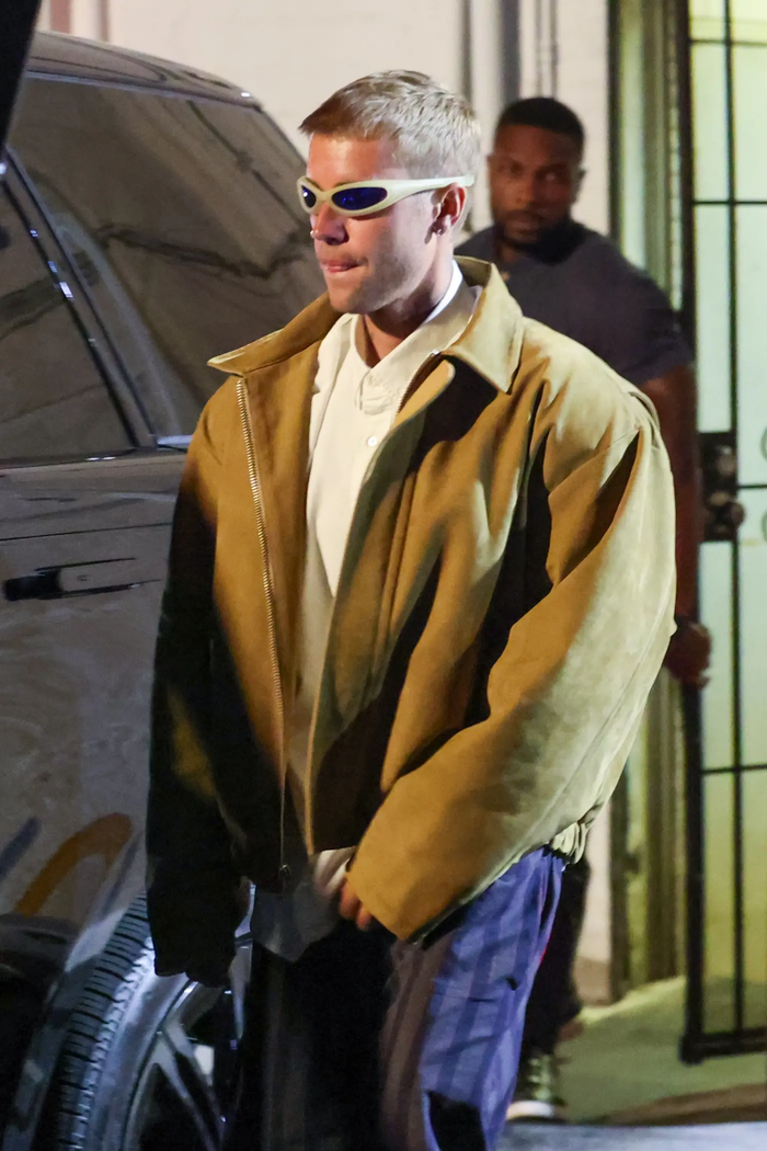 Justin Bieber cũng có lịch sử hoạt động hỗ trợ cộng đồng người vô gia cư ở Los Angeles.