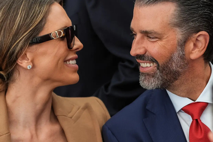 Donald Trump Jr. và vợ Bettina Anderson đã kết hôn tại Bahamas vào tháng Năm.&nbsp; Ảnh AP/Julia Demaree Nikhinson.
