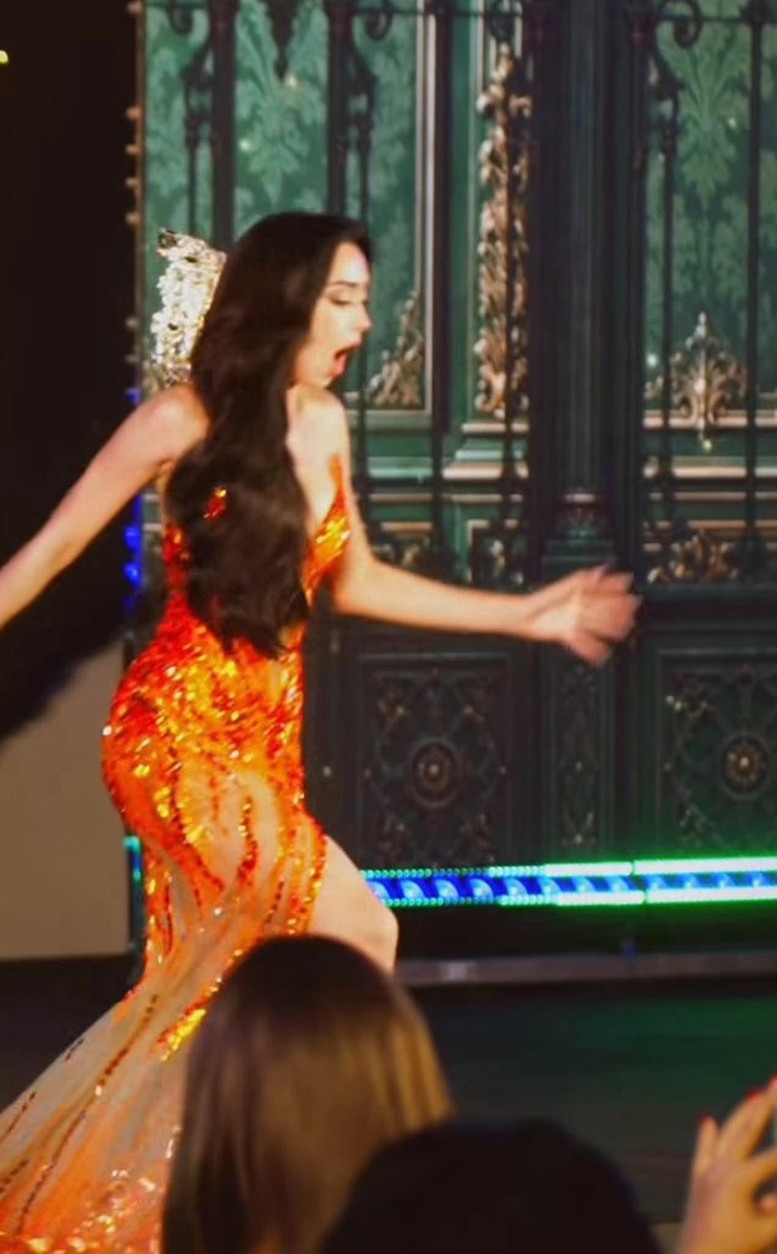 Emoura Phạm gặp sự cố rớt vương miện trong đêm ra mắt truyền thông tại Miss Grand International 2026. (Ảnh chụp màn hình từ TikTok Bé Duy)