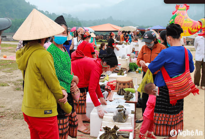 Hình ảnh trong phiên chợ vùng cao ở Nghệ An. Ảnh: báo Nghệ An
