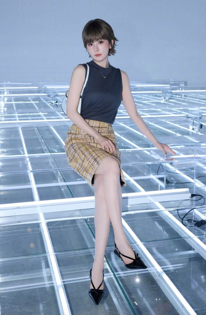 Dương Mịch gây chú ý với màn biến hóa ngoại hình tại tuần lễ thời trang. Ảnh: Weibo