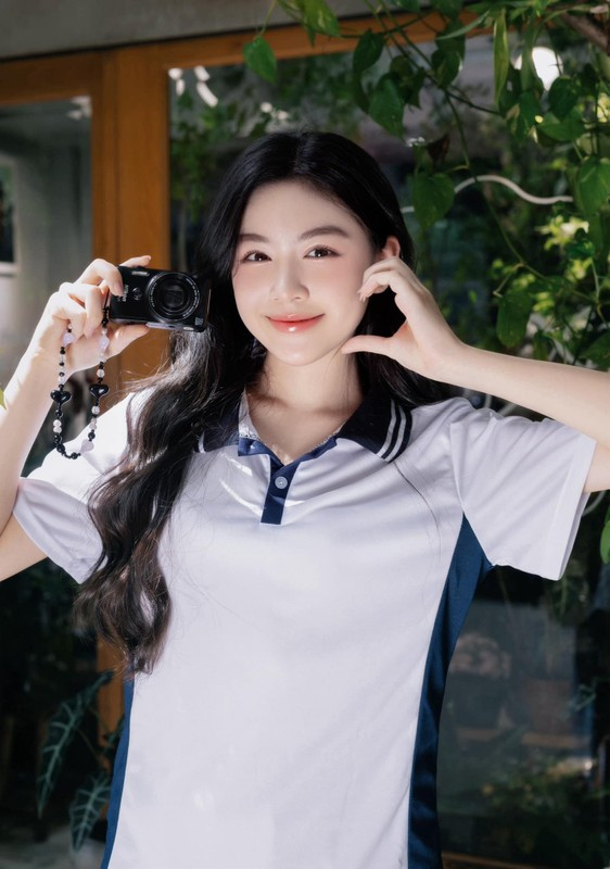 Hình ảnh Lọ Lem trong đồng phục của trường.