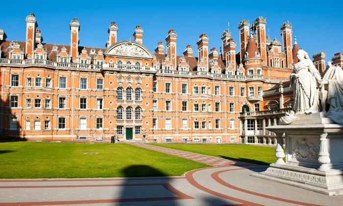 Tháng 4/2024, Lọ Lem trúng tuyển University of the Arts London nhưng cô đã từ chối theo học tại đây.