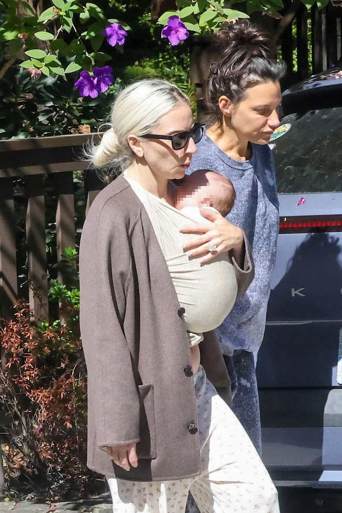 Lady Gaga được cho là đã giữ kín chuyện trở thành mẹ với cả những người thân thiết.