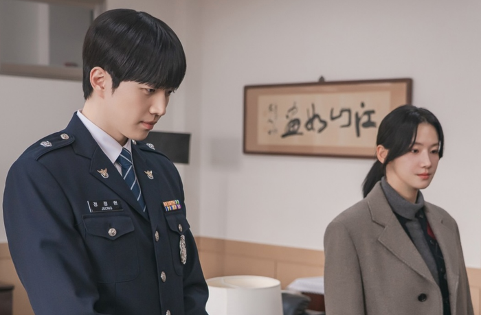 Kang Hoon thường được khán giả nhớ đến qua những nhân vật hiền lành, đáng mến. Tuy nhiên, Hunter with a Scalpel lại cho thấy một màu sắc khác của nam diễn viên. Ảnh: NSX