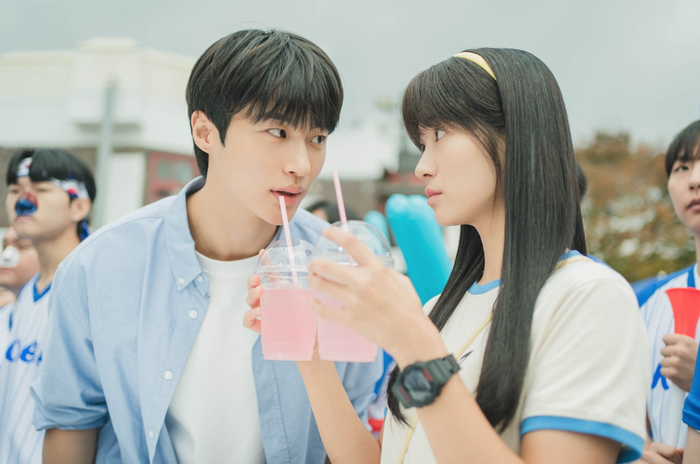 Lovely Runner xoay quanh Im Sol, một cô gái hâm mộ cuồng nhiệt nam thần tượng Ryu Sun Jae. Ảnh: NSX