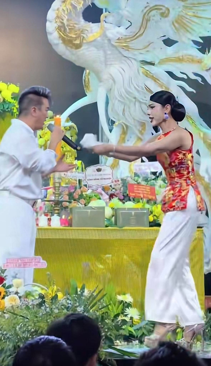 Đàm Vĩnh Hưng đang hát, bất ngờ có người lao lên sân khấu.&nbsp;