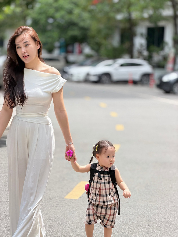 Trên trang cá nhân, nữ diễn viên thường xuyên đăng tải các khoảnh khắc đáng yêu của cặp song sinh.