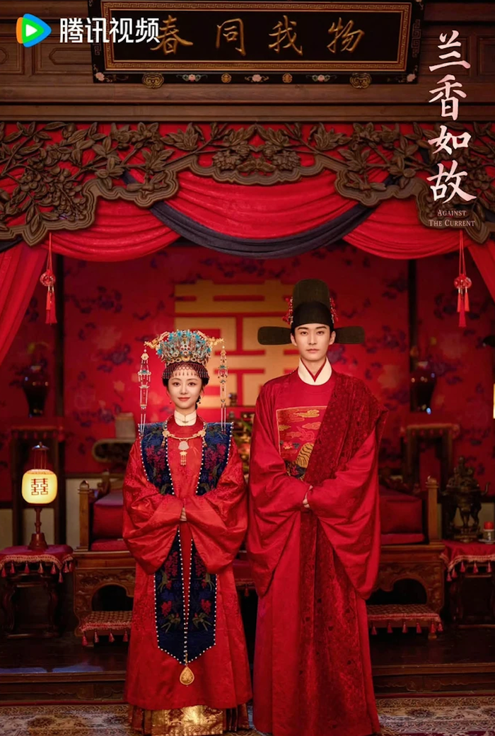 Lan Hương Như Cố là tác phẩm cổ trang kết hợp quyền mưu, gia đấu và yếu tố tình cảm, có Đàm Tùng Vận và Lưu Học Nghĩa đóng chính. Phim chuyển thể từ tiểu thuyết Lan Hương Duyên của Hòa Yến Sơn nhưng đã có những điều chỉnh về nội dung khi lên màn ảnh, trong đó loại bỏ yếu tố trùng sinh. Câu chuyện xoay quanh Thẩm Gia Lan, đích trưởng nữ của một gia đình danh môn, bất ngờ rơi vào cảnh mất hết người thân sau khi gia tộc bị khép tội oan. May mắn sống sót, cô phải thay đổi thân phận thành Hứa Lan Hương và bước vào Lâm phủ với vị trí một nha hoàn để tìm cách sinh tồn. Nhờ sự thông minh cùng kiến thức về hương liệu, nhân vật từng bước tạo chỗ đứng giữa những mối quan hệ phức tạp, đồng thời điều tra sự thật phía sau biến cố của gia đình. Hành trình của Gia Lan vì thế đan xen giữa mục tiêu rửa sạch oan khuất, những cuộc đấu trí trong gia tộc và câu chuyện tình cảm với Lâm Cẩm Kỳ.