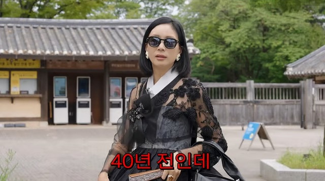 Bà xã Jang Dong Gun chia sẻ về câu chuyện đời thường khi đi tham quan, hài hước 'than thở' về vấn đề tuổi tác của bản thân.&nbsp;