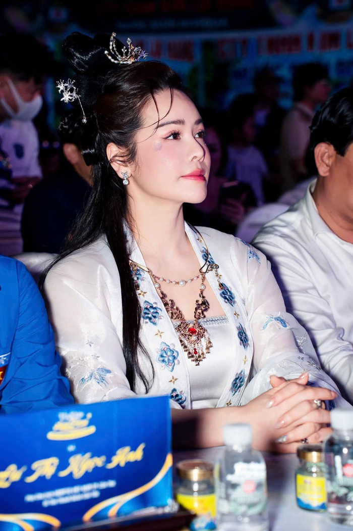 Nhật Kim Anh diện trang phục 'chị Hằng' trong chương trình Vũ Điệu Ánh Trăng tại Cần Thơ. Ảnh: FBNV
