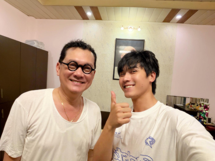 Võ Điền Gia Huy trưởng thành từ sự dìu dắt của NSƯT Hữu Châu. Ảnh: FBNV