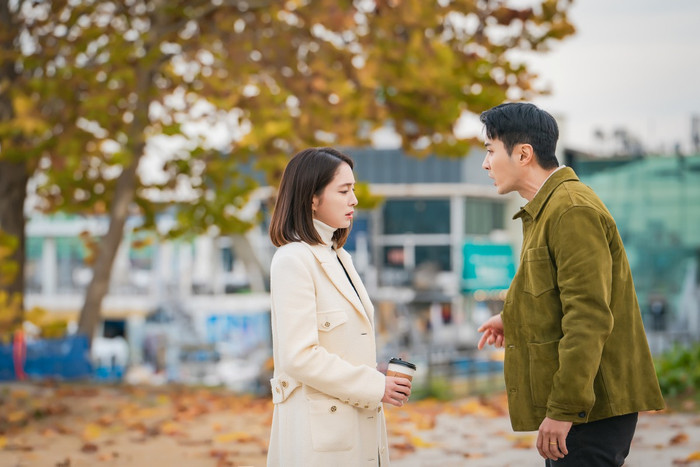 OK! Let's Get Divorced khai thác cuộc hôn nhân đứng giữa tình cảm, tổn thương và những ràng buộc trong công việc. Lee Min-jung đảm nhận vai Baek Mi-young, CEO của một thương hiệu váy cưới, trong khi Ji Won Ho (Kim Ji-seok) là chồng cô và cũng là người đồng hành trong công việc. Từng có một tình yêu sâu đậm, cả hai dần rơi vào khủng hoảng sau nhiều biến cố, để rồi quyết định chấm dứt cuộc hôn nhân. Tuy nhiên, việc ly hôn không đơn giản khi họ còn phải đối diện với những ràng buộc về sự nghiệp và tài chính. Bộ phim khai thác quá trình một cặp vợ chồng nhìn lại cuộc sống chung sau những tổn thương tích tụ, qua đó tạo màu sắc khác biệt so với các tác phẩm tình cảm thiên về chuyện tình mới bắt đầu.