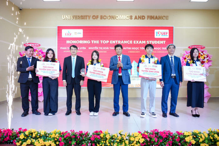 Các thủ khoa tại buổi vinh danh