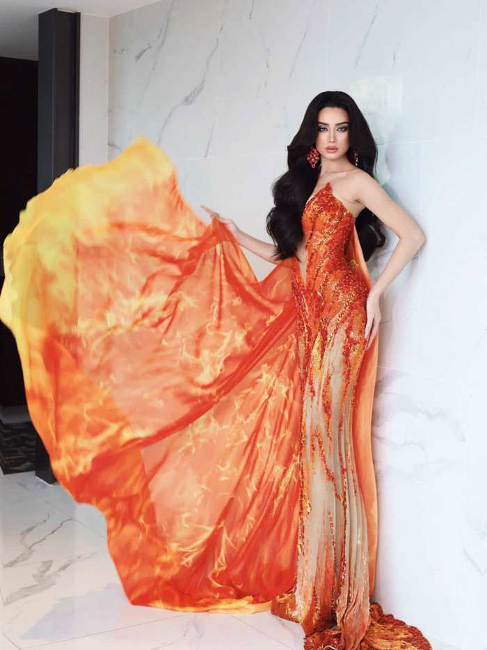 Emoura Phạm xuất hiện lộng lẫy, chỉn chu tại Miss Grand International 2026.