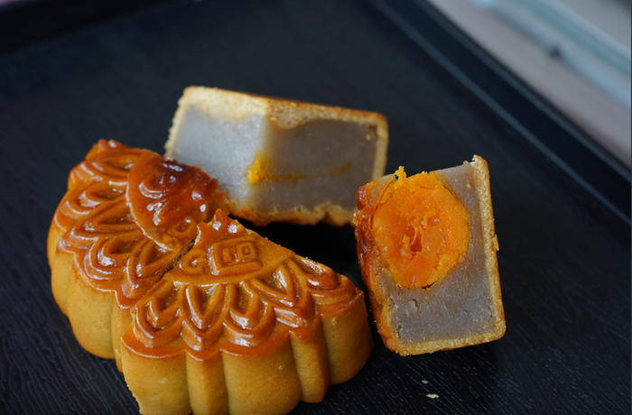 Bánh trung thu với các loại nhân như khoai môn, mochi, trứng muối, matcha… ngày càng đa dạng trên chợ mạng - Ảnh: ĐỖ ĐẠT&nbsp;