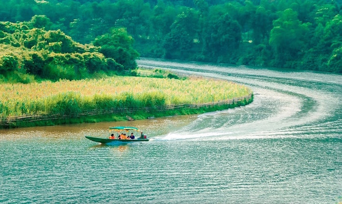 Cảnh quan đẹp mắt bên dòng sông Giăng. Ảnh: Sưu tầm