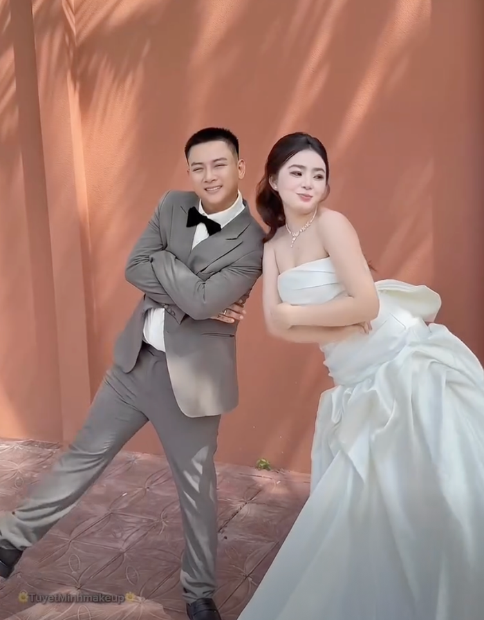 Được biết, Ngọc Trinh kém Hoài Lâm 9 tuổi và không hoạt động trong lĩnh vực nghệ thuật.&nbsp;