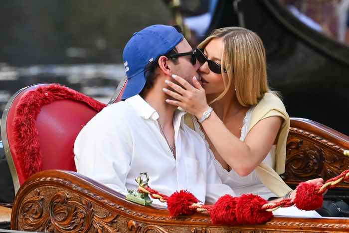 Sydney Sweeney và Scooter Braun được cho là gặp nhau tại đám cưới của Jeff Bezos và Lauren Sánchez ở Venice vào tháng 6/2025.&nbsp;