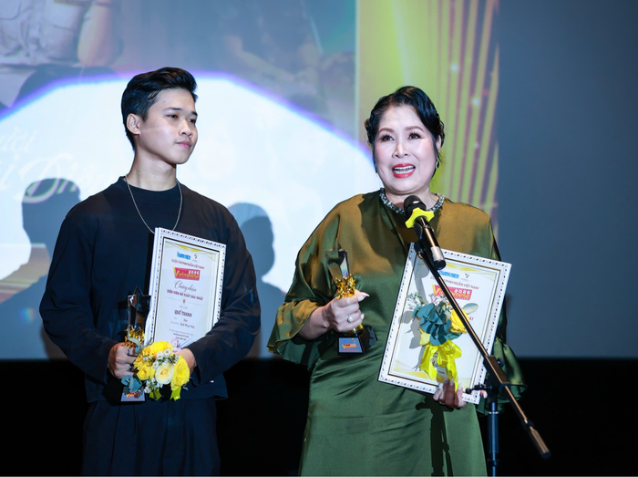 NSND Hồng Vân nhận giải Diễn viên nữ xuất sắc với Người nuôi diều.&nbsp;