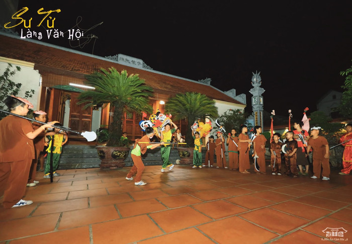 Màn múa lân khiến không khí Trung thu tại đình làng Văn Hội trở nên náo nhiệt hơn hẳn.&nbsp;
