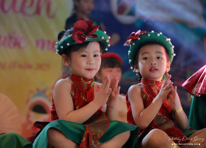 Tết thiếu nhi ở làng Văn Hội: Rộn ràng tiếng cười trẻ thơ đêm Trung thu Ảnh 10