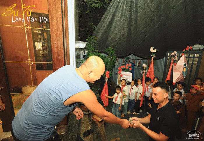 Người dân trao tay món quà dành tặng các em nhỏ trong dịp Tết thiếu nhi.
