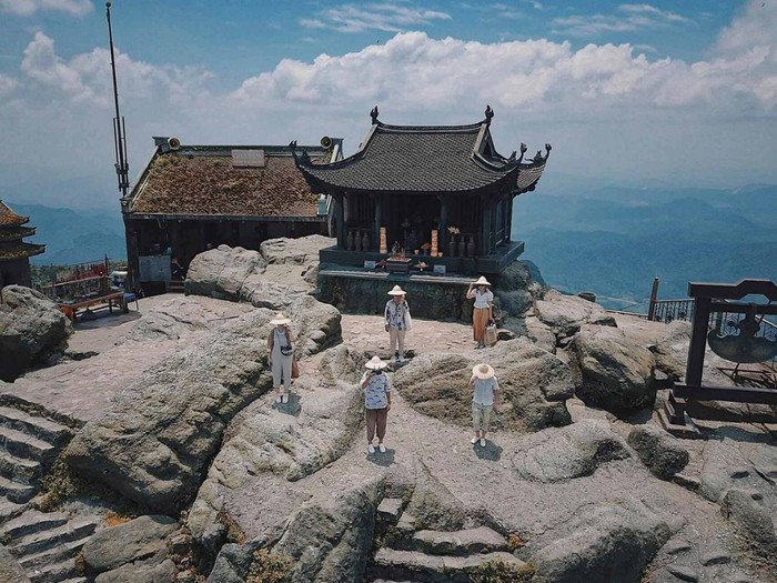 Du khách check in tại Yên Tử. Ảnh: Sưu tầm