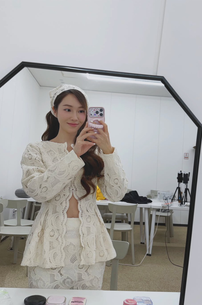 Trong loạt ảnh, Jessica lựa chọn set đồ tông màu ivory với chất liệu ren, gồm khăn trùm đầu, áo khoác croptop và chân váy ngắn.&nbsp;