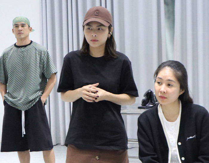 Lê Phương, Lương Thế Thành và Vân Trang miệt mài tập luyện. Ảnh: Kịch Đoàn Thành Lộc