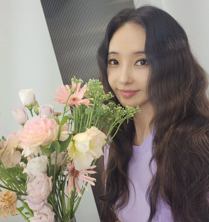 Han Chae Young ở tuổi 46 tiếp tục khiến khán giả chú ý với diện mạo trẻ trung cùng vóc dáng nổi bật.