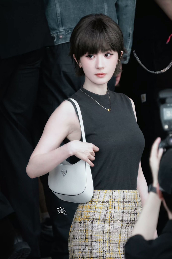 Dương Mịch thu hút sự chú ý khi xuất hiện tại Tuần lễ thời trang Milan với phong cách trưởng thành và hiện đại.