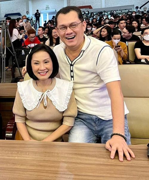 Không chỉ là đồng nghiệp, Hữu Châu và Hồng Đào còn là những người bạn đã cùng đi qua nhiều dấu mốc của nghệ thuật Việt Nam.