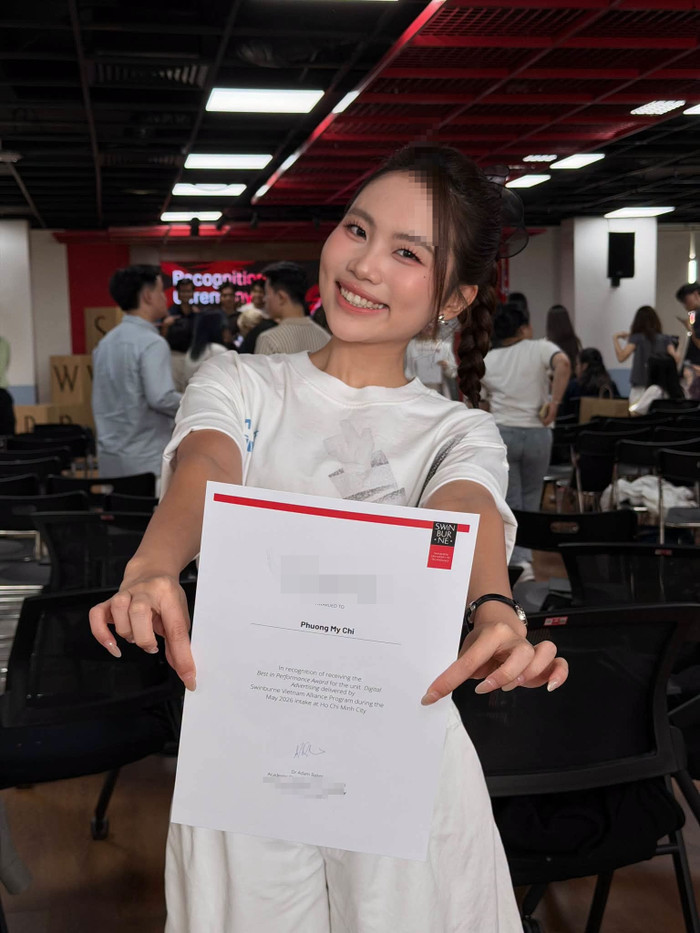 Phương Mỹ Chi nhận kết quả học tập đạt thành tích xuất sắc.