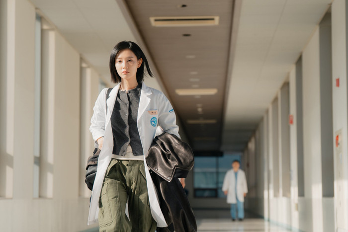 Kim Ji Won trở lại màn ảnh với Doctor X: Mafia In White, bộ phim y khoa của SBS dự kiến phát sóng từ ngày 9/10 và được Netflix phân phối quốc tế. Nữ diễn viên đảm nhận Gye Su Jeong, một bác sĩ phẫu thuật ngoại khoa tài năng nhưng có cá tính mạnh, độc lập và không dễ dàng thỏa hiệp với những quy tắc mà cô cho là vô lý. Tại Bệnh viện Đại học Guseo, Su Jeong phải đối mặt với một hệ thống quyền lực phức tạp, nơi những mối quan hệ và lợi ích cá nhân có thể chi phối hoạt động của bệnh viện. Thay vì hòa nhập vào các phe phái, cô lựa chọn cách trực tiếp đối diện với những vấn đề tồn tại trong môi trường làm việc. Bộ phim dự kiến gồm 12 tập, phát sóng vào tối thứ Sáu và thứ Bảy.
