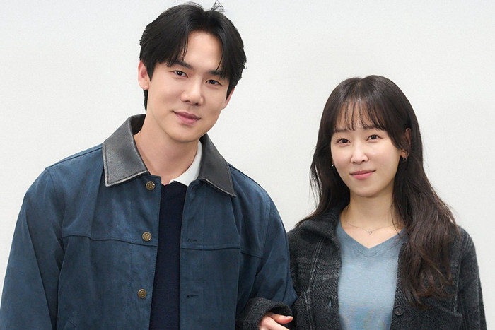 The Perfect Lie đánh dấu màn tái hợp của Seo Hyun Jin và Yoo Yeon Seok trong một tác phẩm giật gân tâm lý, dự kiến phát sóng trên MBC từ ngày 30/10. Phim xoay quanh Min Jun Ho, một bác sĩ phẫu thuật tim đồng thời là cha đơn thân, và Kang Ji Seon, một thủ thư tại trường tiểu học. Sau một buổi hẹn đầu tiên tưởng như diễn ra thuận lợi, cả hai lại đưa ra những lời kể hoàn toàn khác nhau về một sự kiện quan trọng xảy ra trong đêm hôm đó. Mỗi người đều tin rằng ký ức của mình mới là sự thật, khiến mối quan hệ nhanh chóng chuyển thành một cuộc đấu trí căng thẳng. Thay vì chỉ khai thác câu chuyện tình cảm, tác phẩm tập trung vào sự bất ổn của ký ức, lời khai và những bí mật có thể thay đổi cách nhìn về một sự việc.