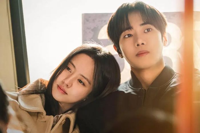 Between Steps dự kiến lên sóng trên ENA từ ngày 5/10 với 12 tập, do Choo Young Woo và Kim So Hyun đóng chính. Phim mang màu sắc lãng mạn, chữa lành, xoay quanh Park Min Jae, một cựu vận động viên bơi lội từng có sự nghiệp triển vọng nhưng buộc phải từ bỏ con đường thi đấu sau một cơn bạo bệnh khiến anh mất chân phải. Trong khi đó, Im Yoo Jin là nghiên cứu sinh tiến sĩ đang trải qua giai đoạn mất phương hướng trong cuộc sống. Cuộc gặp gỡ giữa hai nhân vật mở ra một mối quan hệ đặc biệt khi cả hai nhận ra những tổn thương của đối phương. Từ sự đồng điệu ấy, họ từng bước tìm lại động lực để tiếp tục cuộc sống theo một hướng khác. Tác phẩm lên sóng vào tối thứ Hai và thứ Ba, đồng thời được phát trực tuyến trên Disney+.