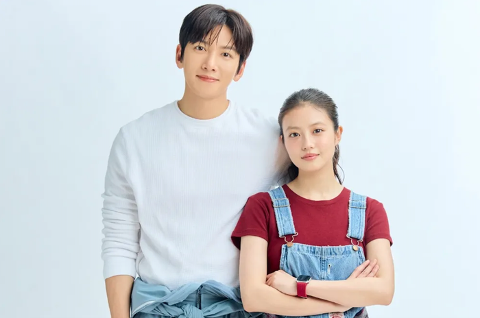 Merry Berry Love lên sóng từ ngày 7/10 trên Disney+ và NTV, đánh dấu màn kết hợp giữa Ji Chang Wook và nữ diễn viên Nhật Bản Mio Imada. Bộ phim gồm 10 tập, lấy bối cảnh tại đảo Charoshima, nơi Lee Yu Bin, một nhà thiết kế không gian người Hàn Quốc, tìm đến sau khi cuộc sống và sự nghiệp bất ngờ đảo lộn. Tại đây, anh gặp Shirahama Karin, cô gái kế thừa trang trại trồng dâu từ người ông quá cố. Sự khác biệt về ngôn ngữ, hoàn cảnh và cách sống khiến cuộc gặp ban đầu giữa hai người không dễ dàng. Tuy nhiên, quá trình cùng gắn bó với cuộc sống trên đảo dần đưa họ đến gần nhau hơn, tạo nên câu chuyện tình cảm nhẹ nhàng giữa hai con người đến từ hai nền văn hóa.