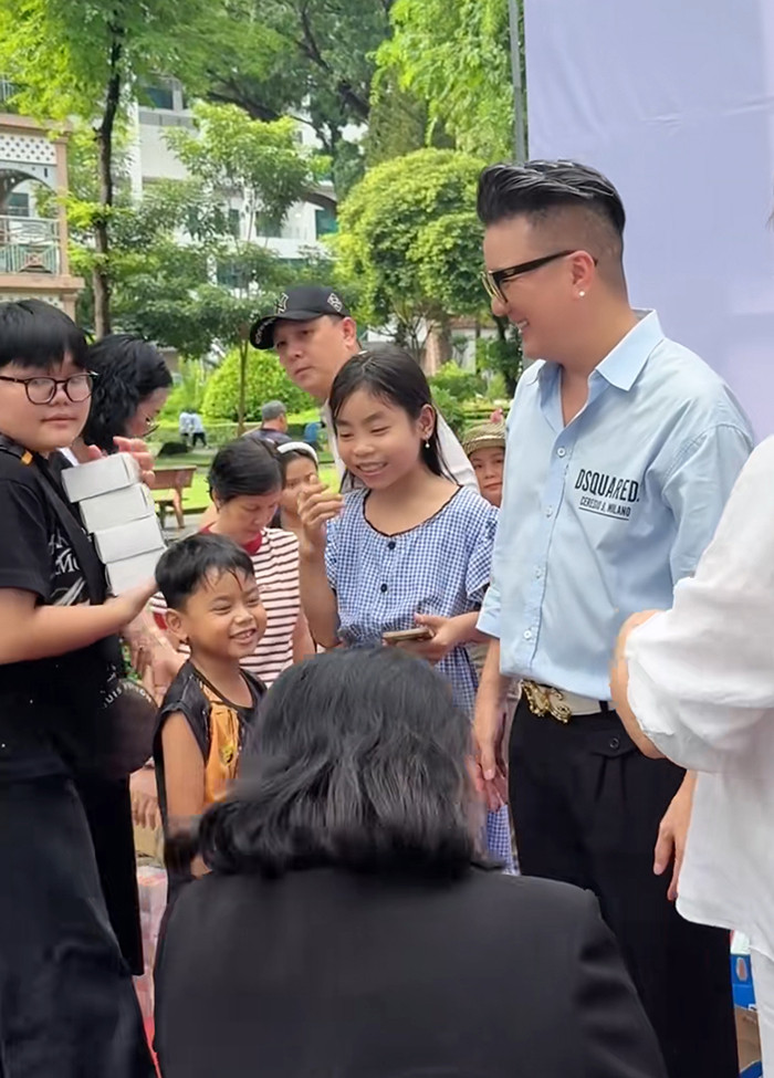 Dù bận rộn với lịch trình nghệ thuật và kinh doanh, Đàm Vĩnh Hưng vẫn dành khoảng thời gian để lan tỏa không khí ngày Tết Trung thu đến những hoàn cảnh kém may mắn.