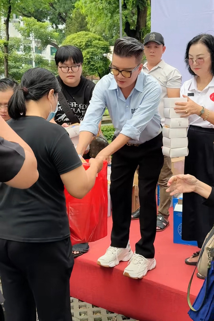 Đàm Vĩnh Hưng mang Tết Trung thu đến những mảnh đời khó khăn Ảnh 3