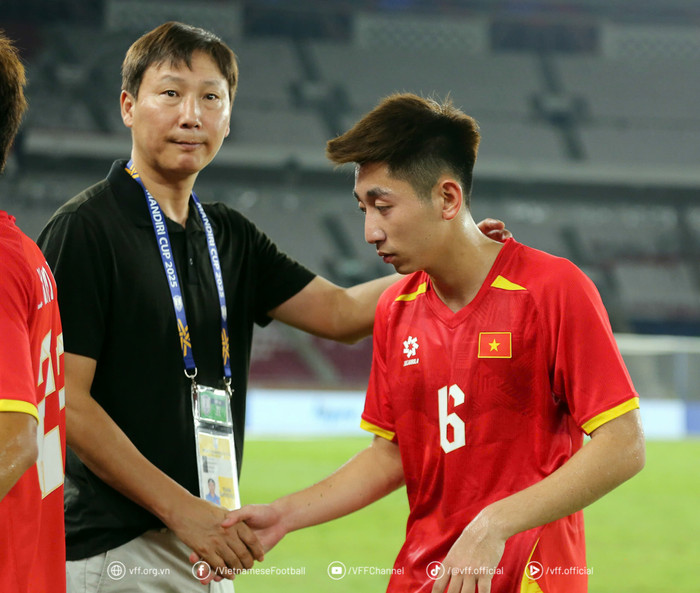 HLV Kim Sang Sik đã nhắc tuyển Việt Nam quên thành tích cũ, hướng đến thử thách mới. Ảnh: VFF
