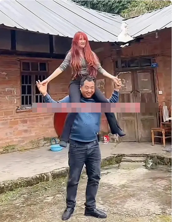 Anh rể có hành động thân mật với em dâu khi chụp ảnh, bất ngờ phản ứng người vợ Ảnh 1
