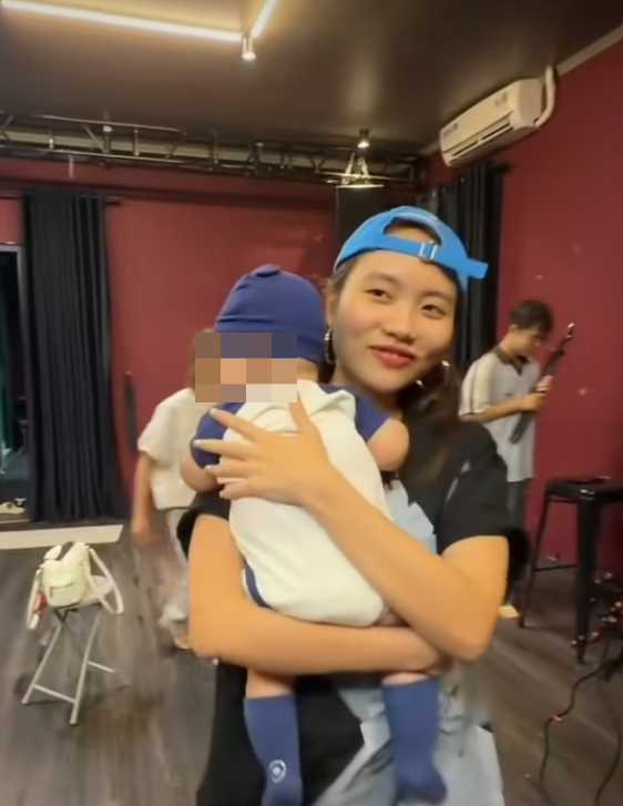 Phương Mỹ Chi hào hứng trước sự dễ thương của em bé tại buổi thu âm.