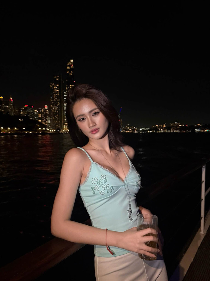 Hoa hậu Ý Nhi khoe vẻ đẹp căng tràn quyến rũ khi ở Úc.