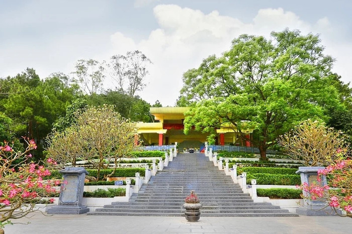 Mộ bà Hoàng Thị Loan (thân mẫu Chủ tịch Hồ Chí Minh) tọa lạc trên lưng chừng núi Động Tranh. Ảnh: Sưu tầm