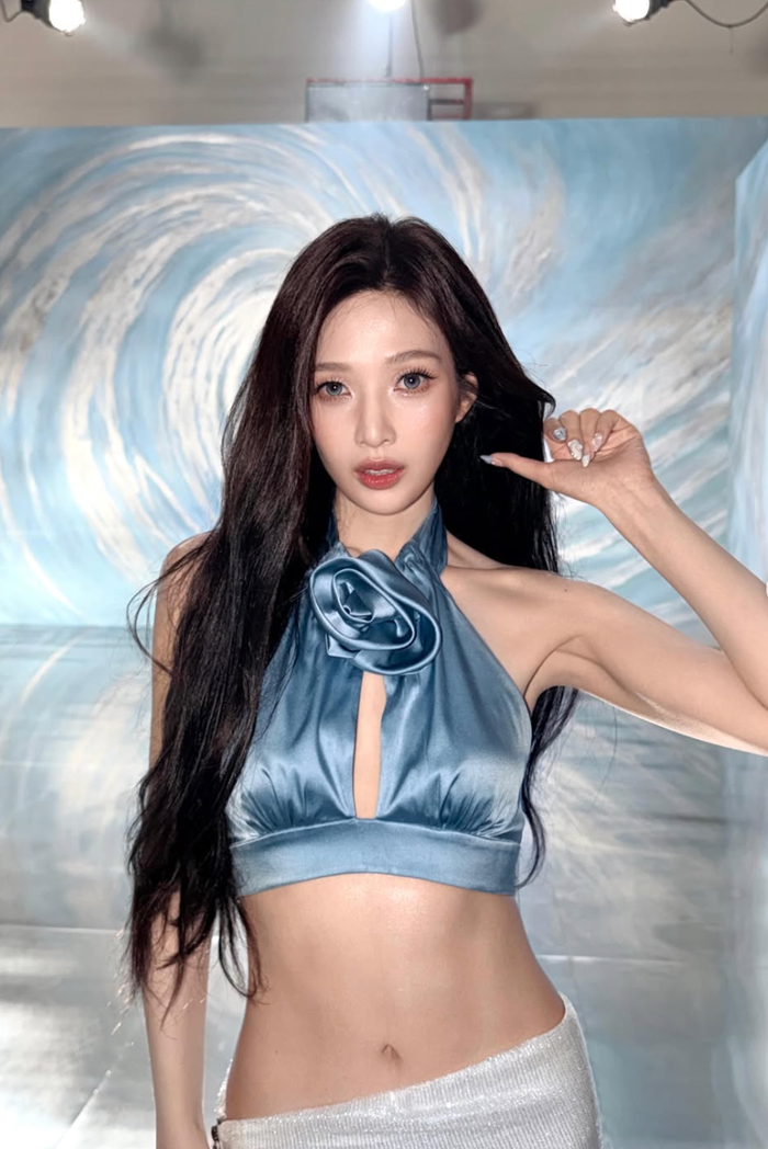 Joy (Red Velvet) khiến người hâm mộ chú ý khi khoe loạt ảnh hậu trường một buổi chụp hình