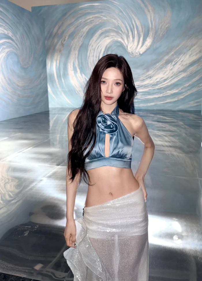 Joy (Red Velvet) khoe vóc dáng quyến rũ với thiết kế váy nửa kín nửa hở Ảnh 1