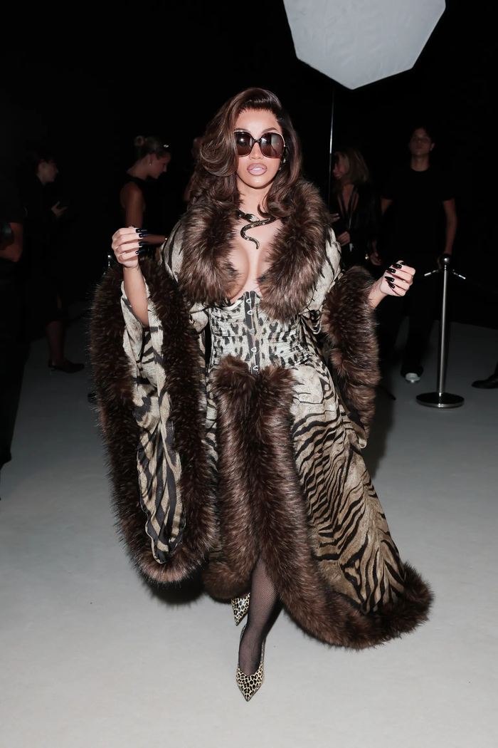 Trước khi xuất hiện tại show diễn của Gucci, Cardi B đã liên tục gây chú ý tại Milan.