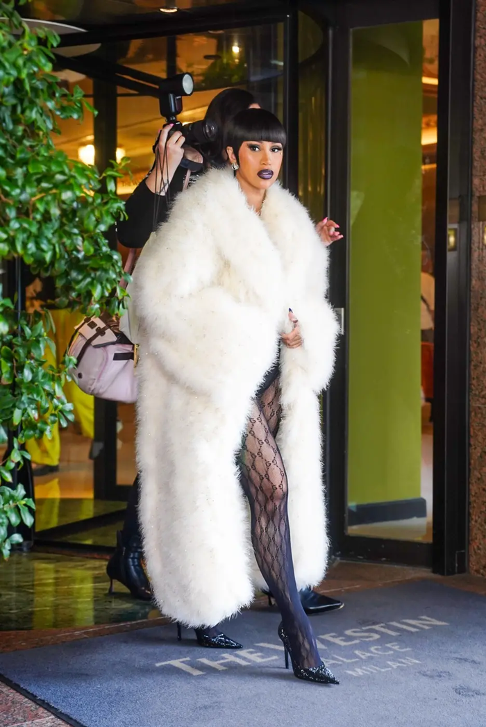 Cardi B tiếp tục trở thành tâm điểm tại Tuần lễ Thời trang Milan.