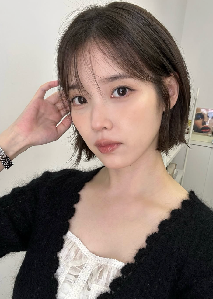 Không chỉ chia sẻ cuộc sống thường ngày, IU còn đăng tải những hình ảnh trong quá trình làm việc.&nbsp;